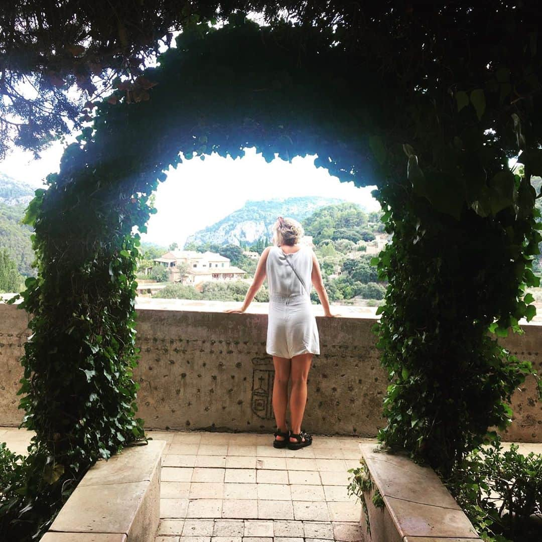 リトル・ブーツさんのインスタグラム写真 - (リトル・ブーツInstagram)「Spent the day of my non wedding a few weeks ago in the house of Frederic Chopin and George Sands in Mallorca. Just a few rooms and small garden with the most beautiful view and his pianino, a mini piano he had built by a local craftsman as his piano from Paris was lost in transit. It was here on this fairly basic instrument in the back of a monastery whilst struggling with Tuberculosis he wrote some of his most famous work, and George wrote the novel and 1830s equivalent of a scathing Tripadvisor review ‘Winter In Majorca’, whilst keeping house with two children. So maybe i’m trying to say something about restrictions or limitations inspiring creativity... with all the new and changing rules it’s easy to feel wobbly and uninspired. But when I look back at the beginning of the year I had no Patreon, no album demos and I could definitely not play any of Chopin’s Preludes. Yet here we are... so hoping whatever the future holds will eventually inspire and push us all to better things even if at moments it really doesn’t feel like it x Also this a very long winded rambling way of telling you I’m doing a live stream gig/ hang out on Thursday at 5pm on Patreon and it makes me feel so connected and inspired it’s wonderful so to anyone who is missing live music and friends please join us 💁🏼‍♀️ Ps. big thanks @jopartysmith for lending us your beautiful pad ❤️ . . . #chopin #georgesands #valldemossa #mallorca #mallorca #pianino #fredericchopin #piano #pianist #inspiration #creatives #winterinmallorca #chopinprelude #nonweddingday #loveisland #romantics #hoplessromantic」9月22日 22時10分 - littlebootsmusic