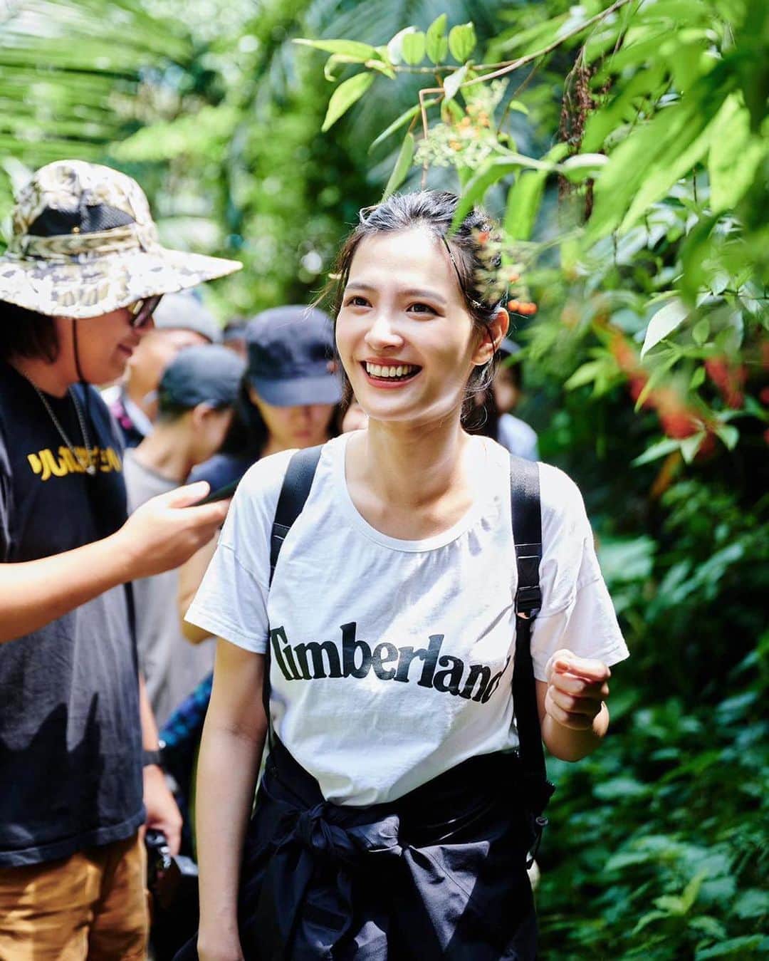 吳子霏（Ellen Wu）のインスタグラム：「﻿ 好久沒有跟Timberland一起出去玩了，第一次是科爾沁沙漠公益種樹，第二次是彰化溪州尚水做志工。﻿ 這一次來到馬胎古道，由雪羊老師帶領大家認識尖山的雲霧部落，感受大自然豐厚的寶藏；﻿ 由山林保育推動者黃一峯，分享他回到家鄉，復育泰雅族文化與山林保育的推動，在「雷沙達岜斯」此地種植流蘇樹將近七年多。﻿ ﻿ 除了認識山林與泰雅族文化，Timberland這次秋冬Earthkeepers系列所有產品皆由再生農業出產的材料製成，更樹立目標在2030年全部產品將使用100%回收物製作。﻿ 聽著JJ公布的好消息，真的感到很開心，Timberland 不只是單純一個品牌，更盡到社會責任，並針對環境永續持續地推動。﻿ ﻿ 即便下著滂沱大雨，心中的熱血澆不息。﻿ 每次都獲得滿滿的能量與知識，也與大家分享這份喜悅和好消息！﻿ ﻿ @Timberland_Taiwan﻿ ﻿ Hair by @xenterhuang﻿ #Earthkeeper ﻿ #Timberland秋冬新品發表」