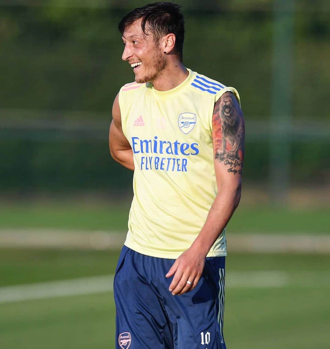 メスト・エジルのインスタグラム：「🦁💯🙏🏼 #M1Ö #positivity #alwayssmile #YaGunnersYa」