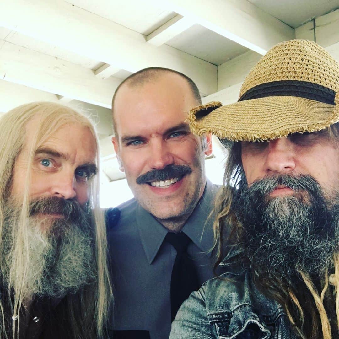 ロブ・ゾンビのインスタグラム：「Happy Birthday to the man in the middle @jskurkisphotos .  The old brother- in-law played a gun toting Ruggsville deputy in The Devil’s Rejects. All these years later he is now a prison guard at Bain County Correctional. Did you catch his cameos? #happybirthday #3fromhell #thedevilsrejects #robzombie #jeffskurkis #billmoseley」