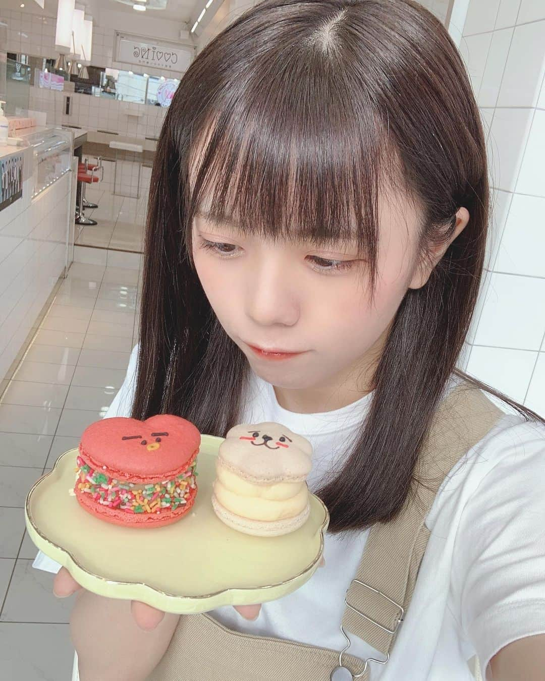 日南遥さんのインスタグラム写真 - (日南遥Instagram)「🍬﻿ ﻿ ﻿ この前 美容院でセミロングにしてもらった帰りに、偶然トゥンカロンのカフェを見つけてしまい、初トゥンカロンしてきた( ˶˙ᵕ˙˶ )♡﻿ ﻿ 韓国発祥のボリューミーなマカロン！﻿ 元々マカロン大好きなんだけど、クリームたっぷりのトゥンカロン、ずっと食べたいと思っててやっと💧﻿ ﻿ 韓国語で太っちょマカロンって意味で﻿ 略されてトゥンカロンらしいよʔ•̫͡•ʔ﻿ ﻿ ﻿ 今度は新大久保のカフェで食べてみたいな〜〜﻿ ﻿」9月22日 22時14分 - haruka_hinami