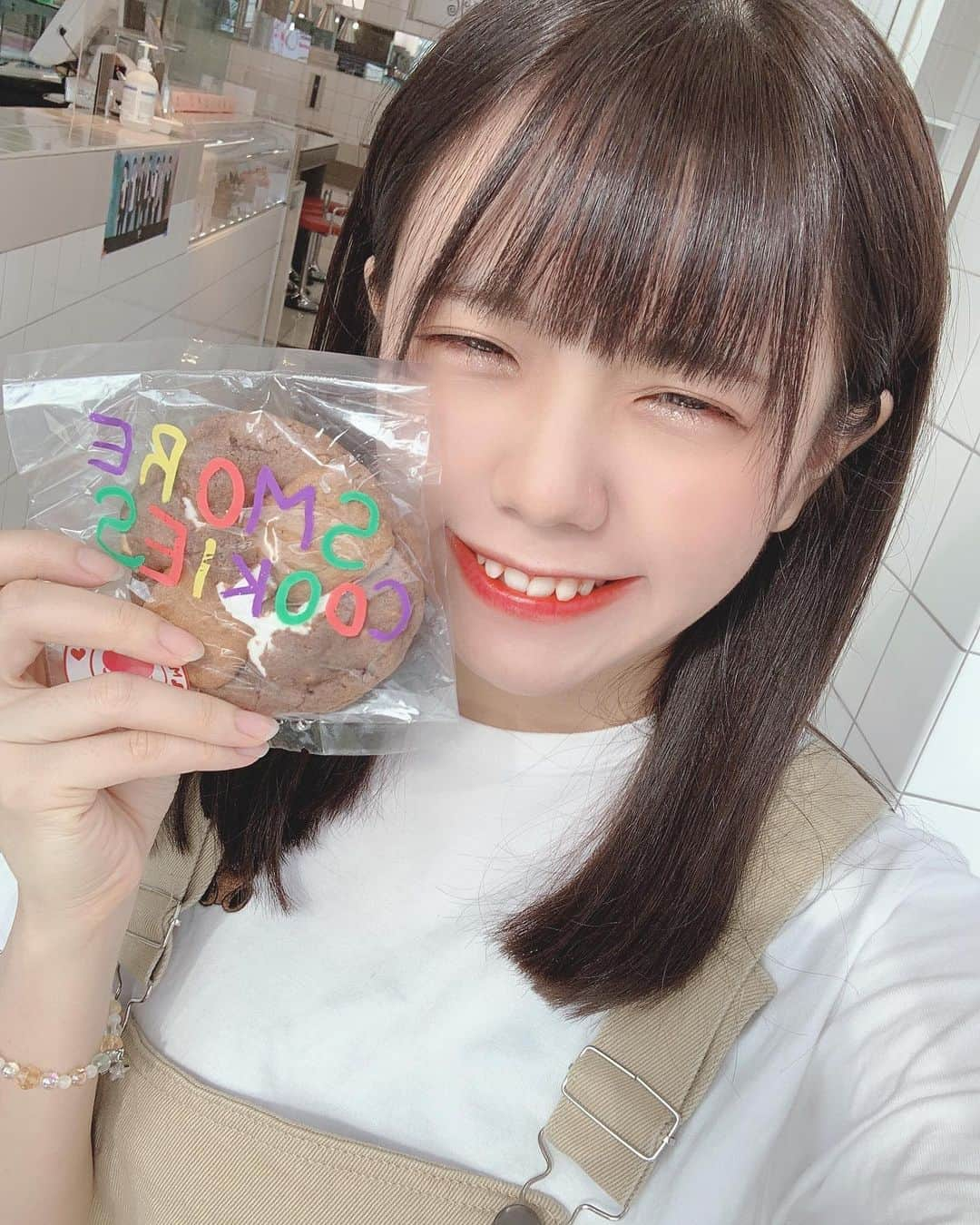 日南遥さんのインスタグラム写真 - (日南遥Instagram)「🍬﻿ ﻿ ﻿ この前 美容院でセミロングにしてもらった帰りに、偶然トゥンカロンのカフェを見つけてしまい、初トゥンカロンしてきた( ˶˙ᵕ˙˶ )♡﻿ ﻿ 韓国発祥のボリューミーなマカロン！﻿ 元々マカロン大好きなんだけど、クリームたっぷりのトゥンカロン、ずっと食べたいと思っててやっと💧﻿ ﻿ 韓国語で太っちょマカロンって意味で﻿ 略されてトゥンカロンらしいよʔ•̫͡•ʔ﻿ ﻿ ﻿ 今度は新大久保のカフェで食べてみたいな〜〜﻿ ﻿」9月22日 22時14分 - haruka_hinami