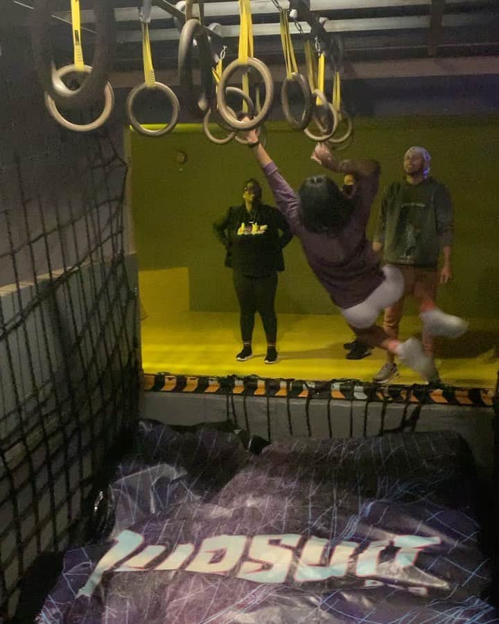 エイヨシャ・カレーのインスタグラム：「Swinging into Tuesday like... I am beyond excited!!! THE FULL PLATE is available NOW! I hope you guys love it. Thank you again for always supporting and following along with me! Swipe for two virtual events and info on signed copies. 🖤🖤🖤」