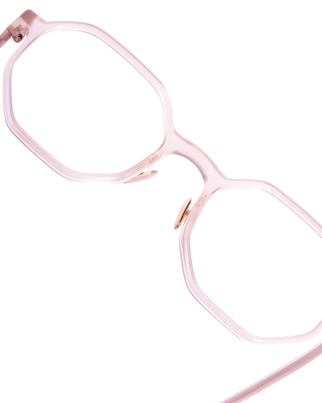 のインスタグラム：「Ultimate refinement in eyewear⁠⠀ ⠀⁠⠀ Opticals: Robin Mauve and Carter Tornado⠀⁠⠀ ⠀⁠⠀ ⠀⁠⠀ #SS20 #ss20optical #optical #optic #opticallover #belgium #opticalfashion #antwerpdesign #belgiumfashion #antwerpfashion #collection #fashioneyewear #optician #lunettes #eyeweardesign #fashion #komono⠀⁠⠀」