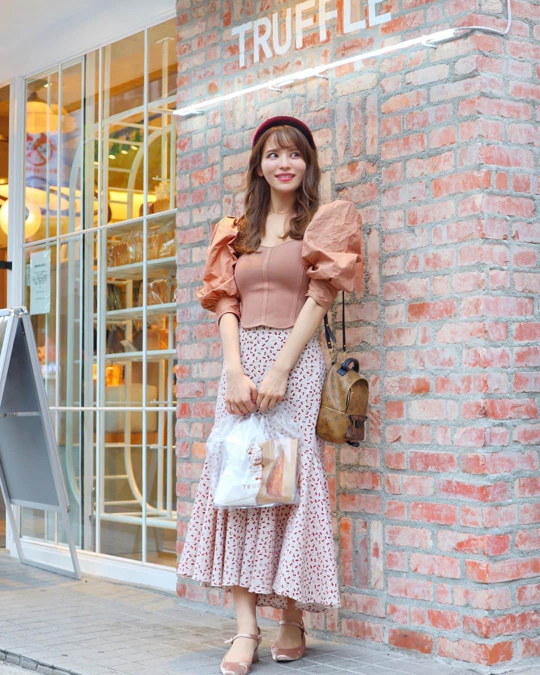 のインスタグラム：「最近お気に入りのパン屋さん🥐❤️﻿ ﻿ 三茶にある『トリュフベーカリー』😍﻿ ずっと気になってて🥺💘﻿ ﻿ 新橋の店舗を見つけたので買ってみたら﻿ 美味しすぎて...😳😳😳✨﻿ なので、三軒茶屋店にも買いに来ちゃった⭐️ ﻿ 白トリュフの塩パンと﻿ 明太フランスがお気に入り〜❣️﻿ パン生地の弾力とバターがジュワッと...🧈💖﻿ また食べたい😋﻿ ﻿ 他におすすめあったら教えてください❤️﻿ ﻿ ﻿ ﻿ tops♡#ZARA﻿ skirt,pumps♡#deicy﻿ bag♡#louisvuitton﻿ ﻿ ﻿ このZARAのトップスお気に入り🧸﻿ YouTubeで『ZARA購入品』をupしたので﻿ まだの方はぜひみてね🥰🎥﻿ ﻿ ﻿ ﻿ #truffebakery#truffe#zara#トリュフベーカリー#トリュフ#パン屋さん#三軒茶屋#三茶カフェ#三軒茶屋カフェ#東京カフェ#ザラ#ザラジョ#みいきコーデ﻿ ﻿」