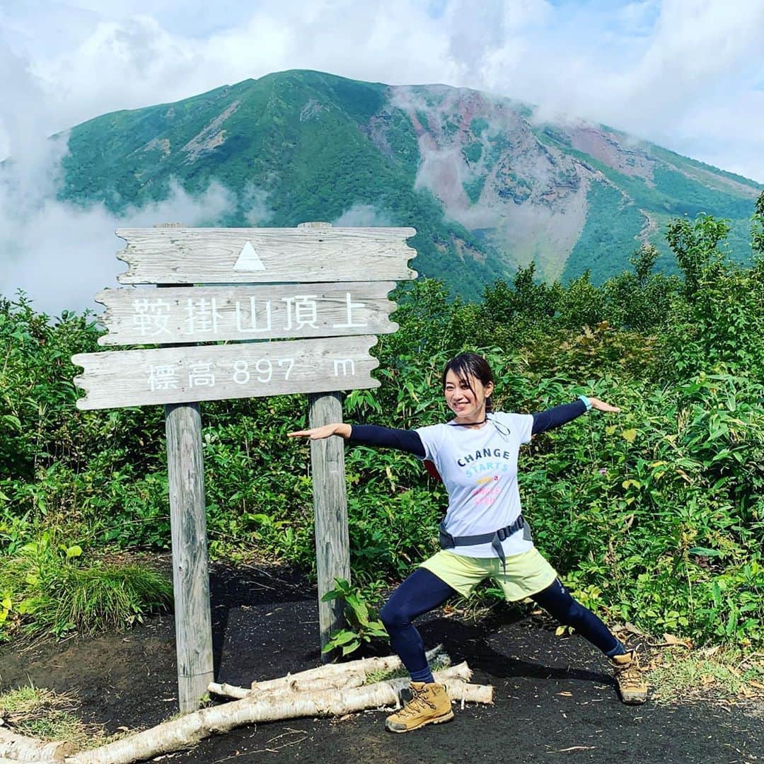 大隅智子さんのインスタグラム写真 - (大隅智子Instagram)「岩手県滝沢市の鞍掛山にようこ先生と登りました！ 頂上で「英雄のポーズ」を。 ハイキング気分で楽しめる山でした。 隣には岩手山もよく見えて、まさに登山日和でした。 #鞍掛山  #岩手県  #滝沢　#岩手山」9月22日 22時18分 - tomokotenki