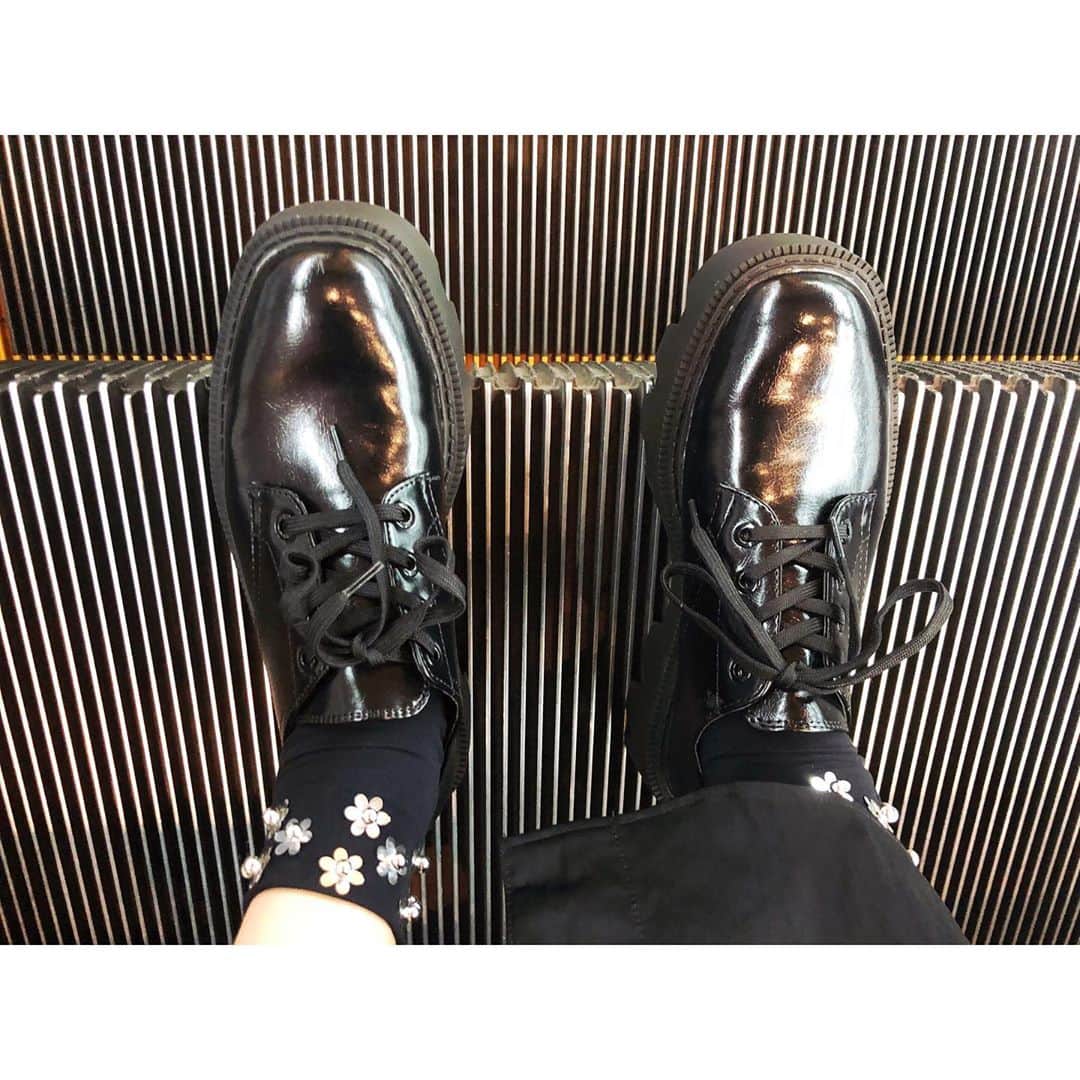 木南晴夏さんのインスタグラム写真 - (木南晴夏Instagram)「やっとおニューの靴履けた お気に入りの靴下といっしょに🌼」9月22日 22時19分 - kinamitopan