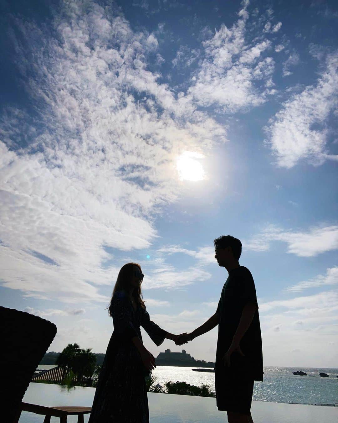 小祝麻里亜のインスタグラム：「今日で結婚丸4年が経ちました  そして今日はお祖父ちゃんと 最後のお別れをしてきました  ここ数日お祖父ちゃんが苦しむ姿が 夜寝る前に頭からなかなか離れず なかなか寝付けなかったけど だけど今日は安らかな顔を見て 少しほっとしました  お祖母ちゃんと仲良く過ごしてね  こういうことをあまり載せたくなかったけど大事な日を忘れたくないから  父と母を宜しくねといって去った祖父のためにも これからも家族を大切に 周りの人を大切にできる 胸の張れる人生をおくりたいです  私のつたない記録に お付き合いいただき有難うございました」