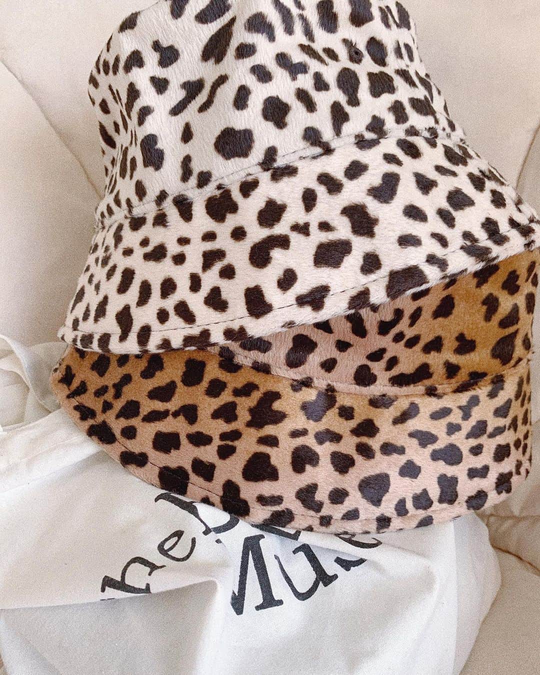 中谷愛のインスタグラム：「Lit.からでるnew item公開。 ダルメシアンのバケットhat🦮🦮♡  これ、めちゃくちゃかわいい。　 みつけた瞬間にやられた..💘 スエードっぽい感じの生地感で、これから秋冬にニットやスエットに合わせたい！  こちらは来週29日発売予定です📢 @lit_offi  @sollon_official」