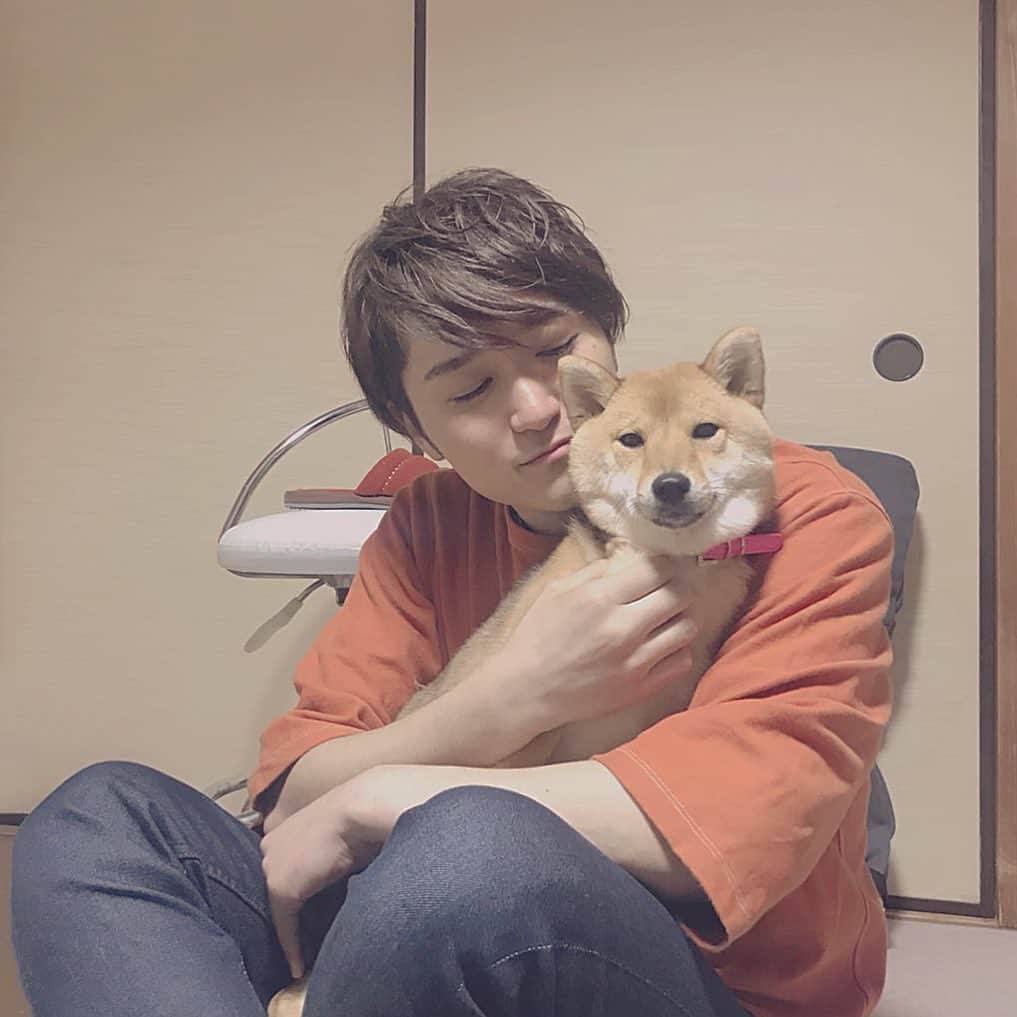 工藤秀平さんのインスタグラム写真 - (工藤秀平Instagram)「僕に抱かれてめちゃくちゃ喜んでいます。  #愛犬くるみ」9月22日 22時34分 - kkshuhei