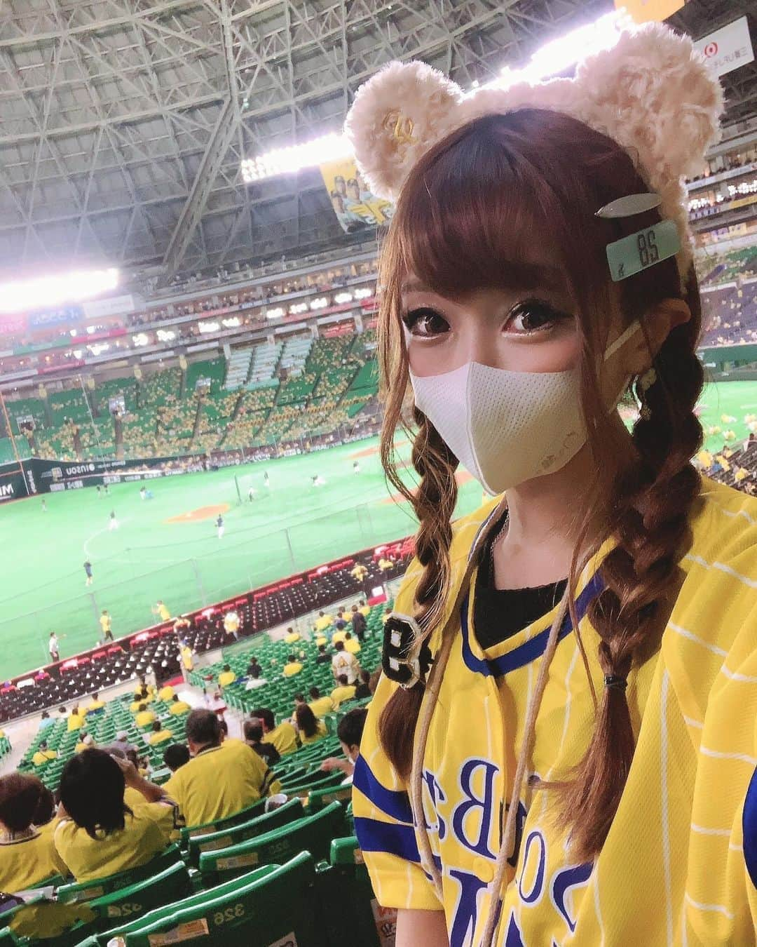 紗々木りんさんのインスタグラム写真 - (紗々木りんInstagram)「🐰#ホークス観戦 💛💙 ♥ 今シーズン初のホークス観戦でした！！ 応援も声を出さずにするから 新しい観戦まだ慣れないけど 応援がんばった📣🐼💕 負けてしまったけど… ♥ 先発の千賀は1失点で8回までよく頑張ったよね。 ８回で川瀬がツーベース→代走牧原 拓也が送りバント決めて ケイゾーさん代打で出てきたときは わいたけどなあ( ´•௰•` ) ♥ ♥ ♥  #鷹の祭典 #鷹の祭典2020 #鷹祭 #インスタ野球女子  #ホークス #野球 #ソフトバンクホークス  #プロ野球 #タカガールユニフォーム 💗 #鷹ガール #タカガール #ユニフォーム  #野球好きな人と繋がりたい #sbhawks  #中洲 #中洲キャバ嬢 #中洲キャバクラ  #キャバクラ #キャバ嬢 #キャバ #飲み屋  #福岡 #fukuoka #博多 #応援 #野球女子」9月22日 22時27分 - rinn_sh_