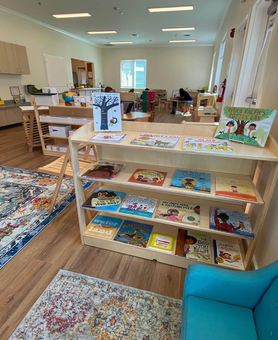 ジェフ・ベゾスのインスタグラム：「This classroom is just the beginning. The @bezosacademy opens its doors on Oct. 19th. This one in Des Moines, WA, is the first of many free preschools that we’ll be opening for underserved children. Extra kudos to the team for figuring out how to make this happen even amidst COVID, and to Wesley Homes for stepping up with the facility.」