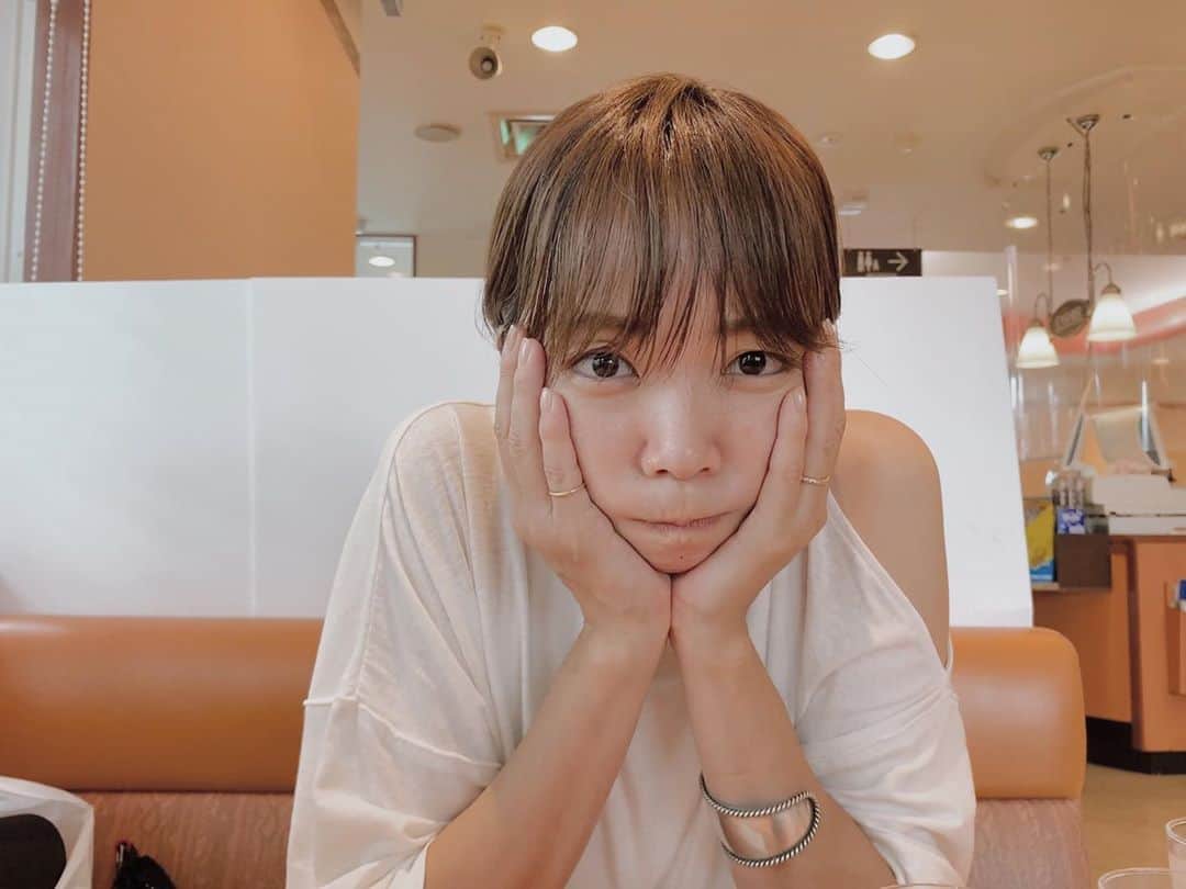 EMIのインスタグラム：「☆ 買い物帰りに娘とティータイム♡ そして写真撮ってくれた(◍•ᴗ•◍) 台風…皆さんお気を付けて！ #連休 #ティータイム #母娘」