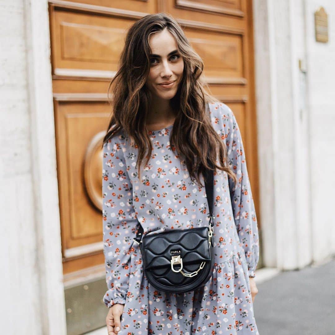 フルラのインスタグラム：「Over-the-shoulder or crossbody? Mix it up with the mindset of Furla's new Miss Mimi it-bag.  #furlaopeningparty #thefurlasociety #furlafeeling #newcollection #furla #accessories #fashion」