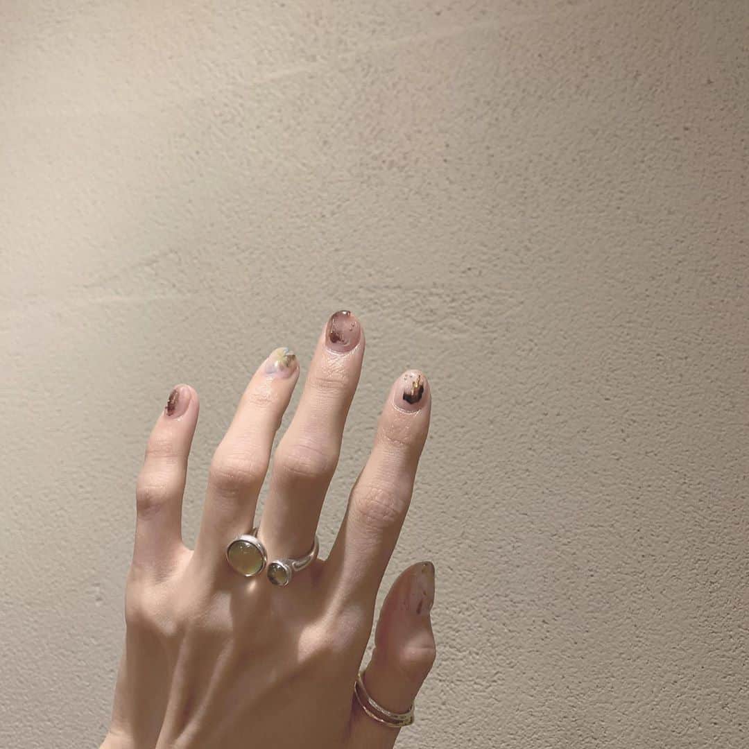 佐藤里緒菜のインスタグラム：「_ 涼しくなって発色が変わってきた🌝 @sykia_official のリング、手の温度でトップの色が変わります。 ぎゅってできるから大体9号くらいになるよ〜」
