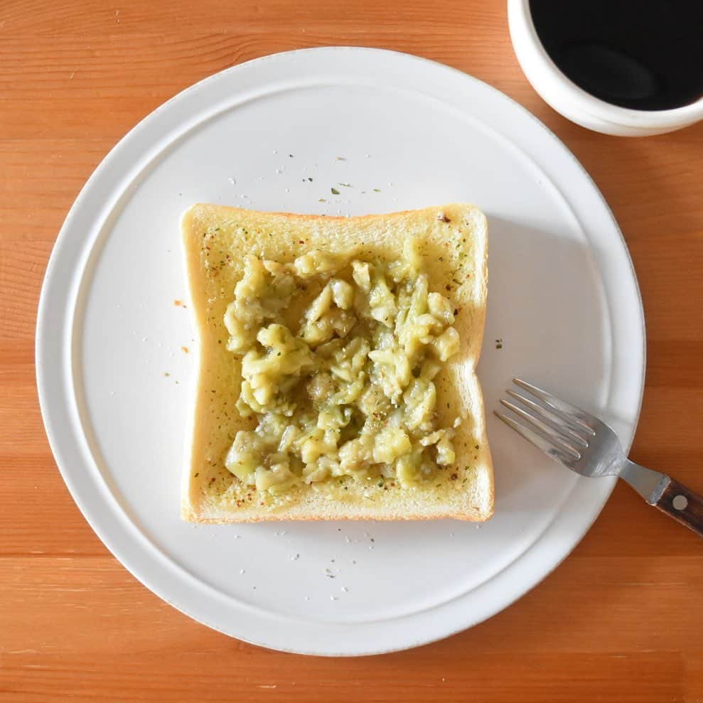 山崎佳のインスタグラム：「Today’s breakfast. 写真として全然映えないですが。ガーリックトーストに、ナスのペースト(ペーストと言えるほど真面目にペーストにしてない)。 バターをレンジで軽く柔らかくして、すりおろしたニンニクとマジックソルトを混ぜて、パンに塗って焼く。 ナスは切ってオリーブオイルかけてレンジで柔らかくして、つぶしてペースト状にして適当に味を整える。刻んだアンチョビ混ぜるのも良いかと。 お酒が飲みたくなるトーストです。  ワンオペ4連休終わった〜。 うちは普段から土曜夕方〜日曜の朝以外はほぼワンオペがデフォルトなので、私と子2人でも通常だったら「連休だしどこか行く？」ってなるんだけど、5歳と2歳で小さいのでコロナが心配。家族のことはもちろん、コロナになった場合の保育園への影響も怖すぎて、4日ずっと近所の公園やスーパー、あとはひたすら工作やごっこ遊びなんかで終わりました。連休なのに特別なことしてあげられなかったな…という心残りもありつつ。」