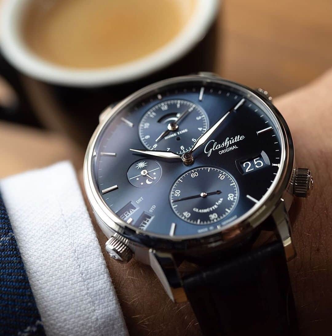 Daily Watchさんのインスタグラム写真 - (Daily WatchInstagram)「Coffee break with the @GlashuetteOriginal Senator Cosmopolite with stunning blue dial. Through a time zone ring, the wearer of the Senator Cosmopolite can easily set the time in 35 different world time zones – without the need to calculate the time difference.🌏 #GlashütteOriginal」9月22日 22時38分 - dailywatch