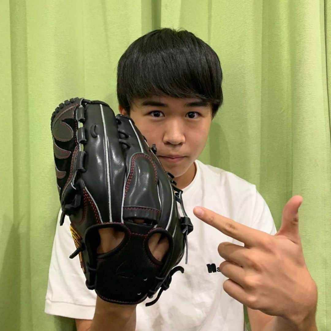 鈴木福さんのインスタグラム写真 - (鈴木福Instagram)「昨日のモノマネは、J.Y.Parkさんでした！！ 当たっていた方多かったです！ コメントありがとうございます！  今日のYouTube観てください！  京都でソフトボールを習ってきました！！ めちゃ楽しかった！！  中学では途中からどこでもできるようにオールラウンドのグローブを使っていたのですが、高校野球用にピッチャー用グラブを買ってもらいました！ だいぶ前に買ってもらって、いい感じに育ってます(笑)  長く使えるよう、大事に使ってしっかり磨きます！！  もう少し詳しく話したいのでYouTubeでも紹介しようかな？(笑)  #ソフトボール#YouTube#京都#野球#グローブ#高校野球#ピッチャー#アルモニーア#かっこいい#大事に使います#グローブオタク」9月22日 22時39分 - s_fuku_te