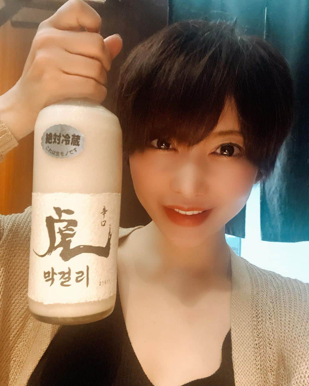 里美ゆりあのインスタグラム：「焼肉屋さんでマッコリ🤣  #マッコリ #たまには #酒 #焼肉 #里美ゆりあ」