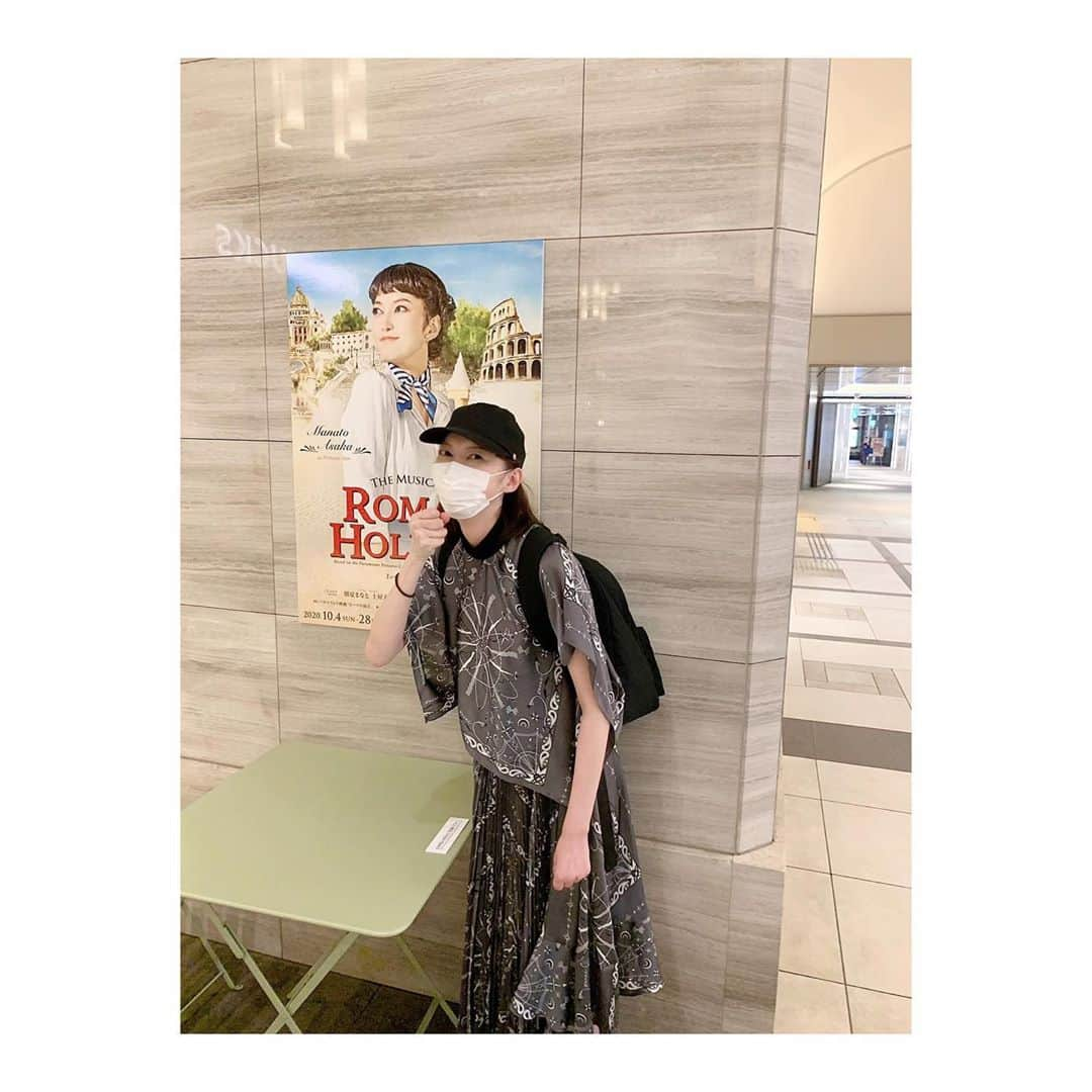 朝夏まなとさんのインスタグラム写真 - (朝夏まなとInstagram)「. みなさんお元気ですか？？ 私は世間が4連休だということも気づかないほどお稽古に励んでおりました！笑  ローマの休日の世界がだんだん出来上がっていますよ。みんなが生き生きしている現場って最高です。  お芝居すると、生きてるっ！！！！て感じます。お客様に届けられる日を目指してまだまだ頑張ります💪  今日はお稽古終わりに 加藤の和樹くん提案で 和樹くん、げんきと 日比谷のローマ観光に行ってきました🇮🇹 なんか。すごくローマでした！！笑笑  皆さまもぜひローマ気分を味わってくださいね🍦  #ローマの休日 #加藤和樹 くん #平方元基 くん #朝夏まなと #ミッドタウン日比谷  #記念写真撮ってね  平方ジョーとのツーショット写真がなかったからソロ写真載せておきます☺︎」9月22日 22時41分 - asaka_manato_official