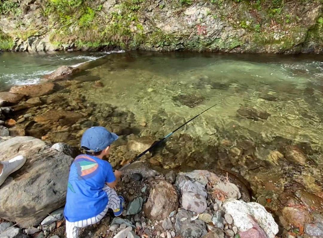 千北英倫子のインスタグラム：「. 🎣🎞🐟📽 念願の釣りと映画鑑賞 . ぴちぴち跳ねる魚に驚きながらも みんなでさばいて舌鼓を打つ🤗 . . 映画は興奮してのび太くんと一緒に 「ティティティティラノサウルスッ？！」とか 「オーッ！！✊🏻」とか 1人立ち上がって大声で叫んでいた🤣 . . いろんな初体験の反応がまだまだ可愛い💙 .」