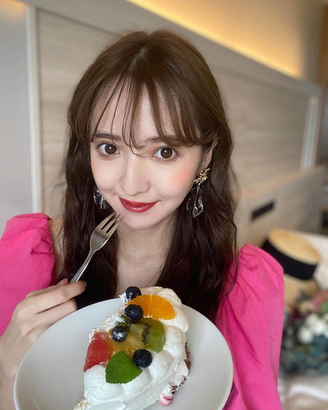 平木愛美のインスタグラム：「にやり。 🎂かぶりつきすたいる。  今年の誕生日は、一生の思い出な日だったなぁ🕊🧡💕👰🤵  このh&mのピンクのワンピ、南国に可愛いかったのですが、帰宅して乾燥機でまわしちゃったらちっちゃくワカメちゃん丈なっちゃった🥺笑  onepiece / @hm  pierce / @lilasmillesime_official」