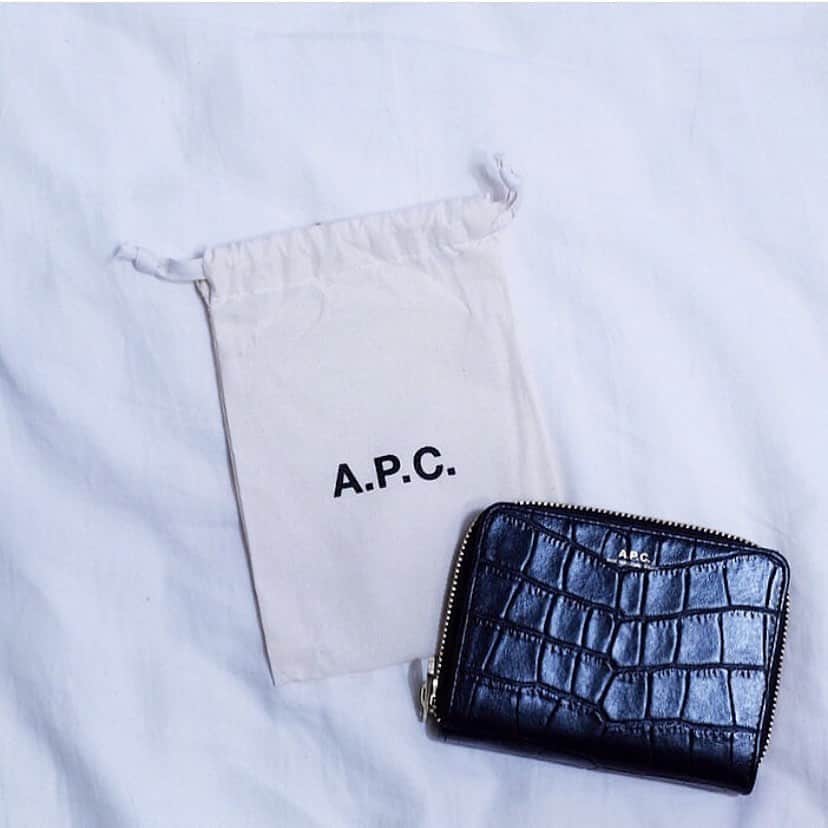 アーペーセーのインスタグラム：「A.P.C. Accessories FW20⠀ ⠀ Emmanuelle compact wallet. ⠀ ⠀ Available in stores and at apc.fr  Regram @xriiinx00   #APCaccessories #APC #APCFW20 #MyAPC」