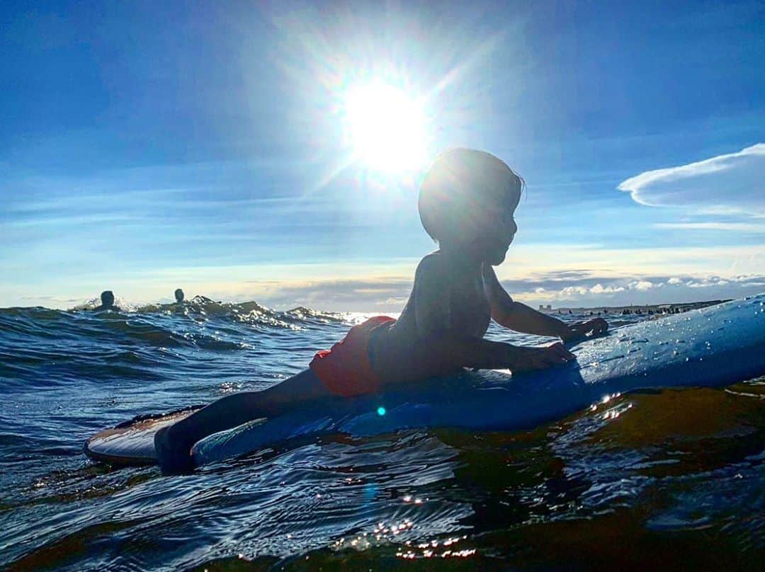 齋藤美波のインスタグラム：「🌊🌊🌊 #surfing#🏄🏽‍♂️ ・ いつの日かのサーフィン。 私が私用がありパパに預けた休日👐🏽 親友とサーフィンへ行ったらしい。 次男が補助なしで波待ちしてる 写真見せられてびっくり😳 乗れてるじゃないの。 流石、好奇心の塊次男♥️ ・ と、写真をスライドしていくと... 2人のいい写真が あるではないか😍✨✨ と、あっぷにしたら、、、笑 長男ギャン泣き🤣🤣🤣 ・ 次男との表情の差に 大爆笑な母♥️笑 相変わらず慎重派ビビリな兄。 安定です👍🏽 でもまず沖に出れただけ成長だな👌🏾 とにかく泣き顔が自分にそっくりで それに驚き。。。 ・ 頑張ろうね🤣♥️ ・ 溜まってたpost どんどん UPしていきまーす🌈✨ ・ ・ #夏#海遊び#サーフィン#大迫兄弟#2歳差兄弟#男の子ママ#夏の遊び#育児日記#波待ち#コロナに負けるな #免疫力アップ #免疫力を高める #菌活#4歳#2歳 #beach#sea#surfing#activelife#brothers#shonan#slowlife#active#boys」
