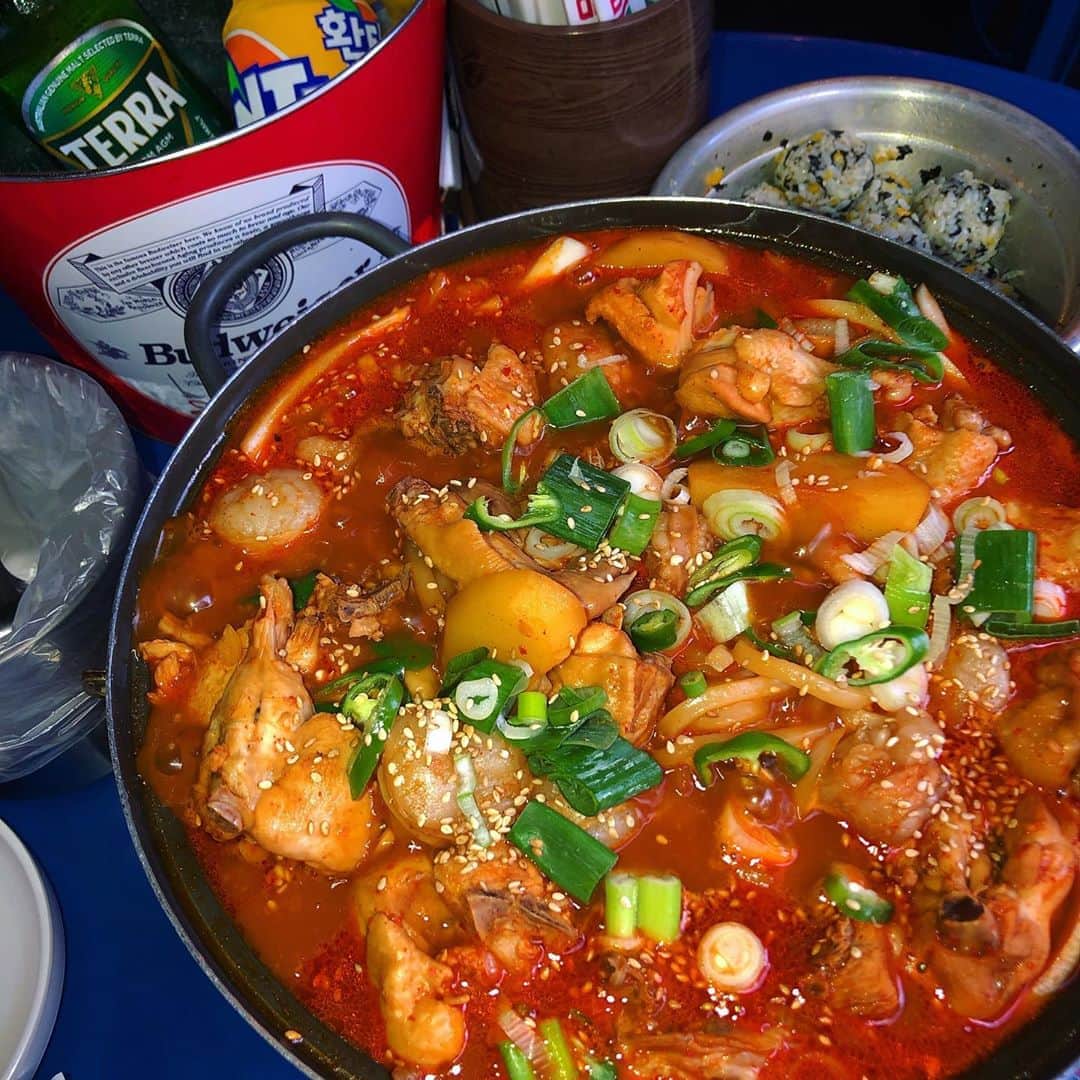 ユジョン さんのインスタグラム写真 - (ユジョン Instagram)「#가맥 하자고 #장미맨숀 야심차게 감 근데 셋이 맥주 한병, 음료4개ㅎ 째뜬 #신촌맛집 찾았다!!!!  진심 2020년도에 먹은 #곱도리탕 중 1등   #레트로 감성 너무 좋구요,,, 떡볶이 짱맛!!!!! 포장해옴 진심으로 내 최애메뉴 학교분식 매까떡보다 맛있음」9月22日 22時48分 - yuding92