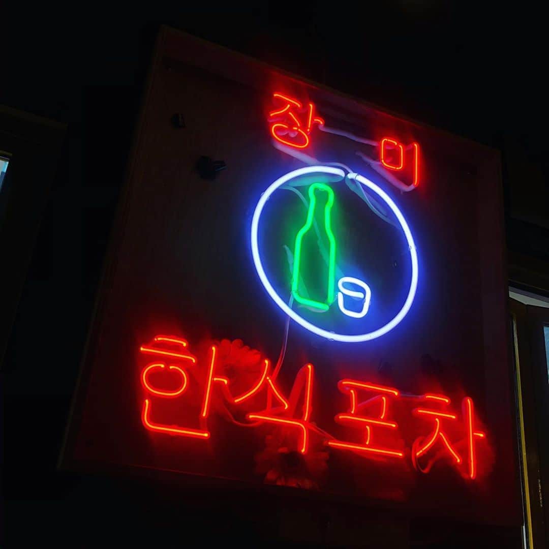 ユジョン さんのインスタグラム写真 - (ユジョン Instagram)「#가맥 하자고 #장미맨숀 야심차게 감 근데 셋이 맥주 한병, 음료4개ㅎ 째뜬 #신촌맛집 찾았다!!!!  진심 2020년도에 먹은 #곱도리탕 중 1등   #레트로 감성 너무 좋구요,,, 떡볶이 짱맛!!!!! 포장해옴 진심으로 내 최애메뉴 학교분식 매까떡보다 맛있음」9月22日 22時48分 - yuding92