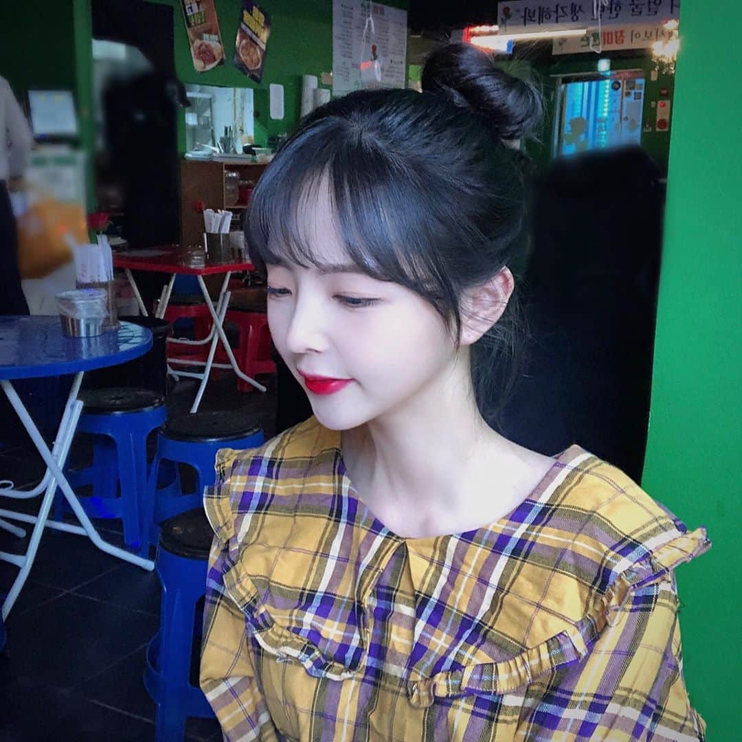 ユジョン のインスタグラム：「#가맥 하자고 #장미맨숀 야심차게 감 근데 셋이 맥주 한병, 음료4개ㅎ 째뜬 #신촌맛집 찾았다!!!!  진심 2020년도에 먹은 #곱도리탕 중 1등   #레트로 감성 너무 좋구요,,, 떡볶이 짱맛!!!!! 포장해옴 진심으로 내 최애메뉴 학교분식 매까떡보다 맛있음」