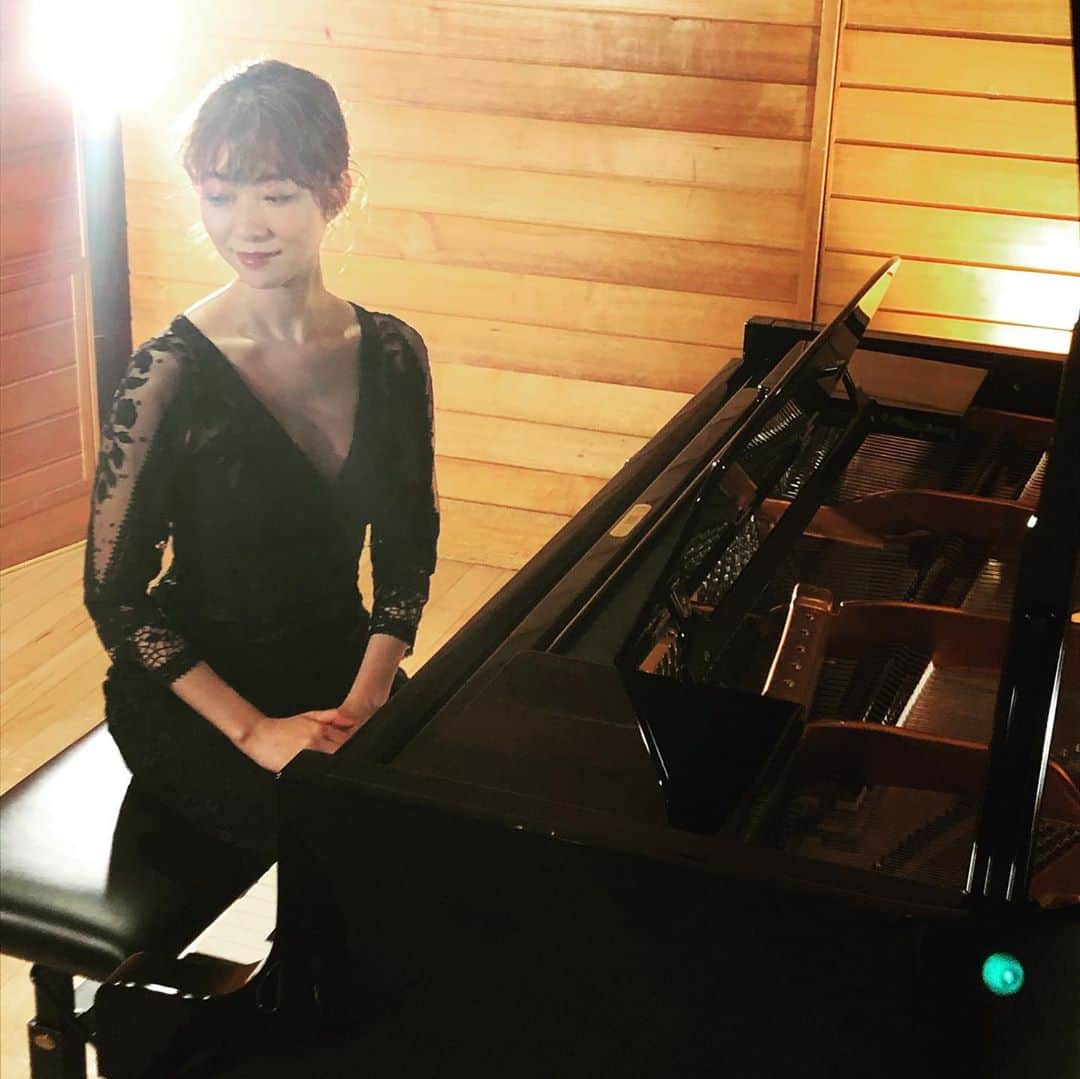 武村八重子さんのインスタグラム写真 - (武村八重子Instagram)「ヒトカド。の演奏収録🎹無事終わったー😭 . 今回の作曲は、本当に産みの苦しみでした。 思い浮かんでいたメロディをピアノで弾いたらヘンテコで😢 そこからが…大変だった😩 . でも、そのおかげでゲストさんをイメージしたピッタリの曲が出来たのでは？ と思ってます😚 . ぜひご覧ください🥰 . 9月27日 BSフジ20時〜 . #pianist #piano #composer #tv #tvprogram #ヒトカド  #bsfuji」9月22日 22時49分 - piano_yae