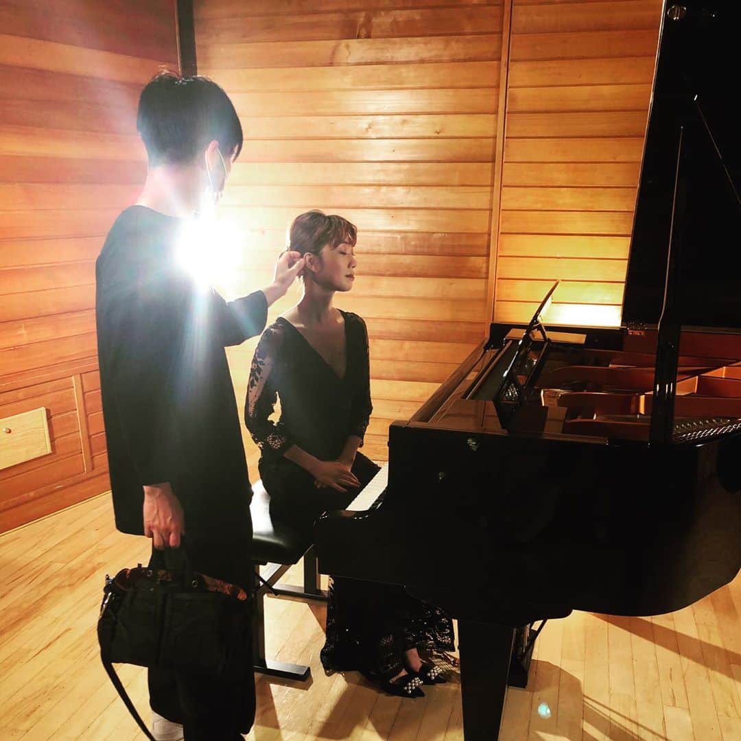 武村八重子さんのインスタグラム写真 - (武村八重子Instagram)「ヒトカド。の演奏収録🎹無事終わったー😭 . 今回の作曲は、本当に産みの苦しみでした。 思い浮かんでいたメロディをピアノで弾いたらヘンテコで😢 そこからが…大変だった😩 . でも、そのおかげでゲストさんをイメージしたピッタリの曲が出来たのでは？ と思ってます😚 . ぜひご覧ください🥰 . 9月27日 BSフジ20時〜 . #pianist #piano #composer #tv #tvprogram #ヒトカド  #bsfuji」9月22日 22時49分 - piano_yae
