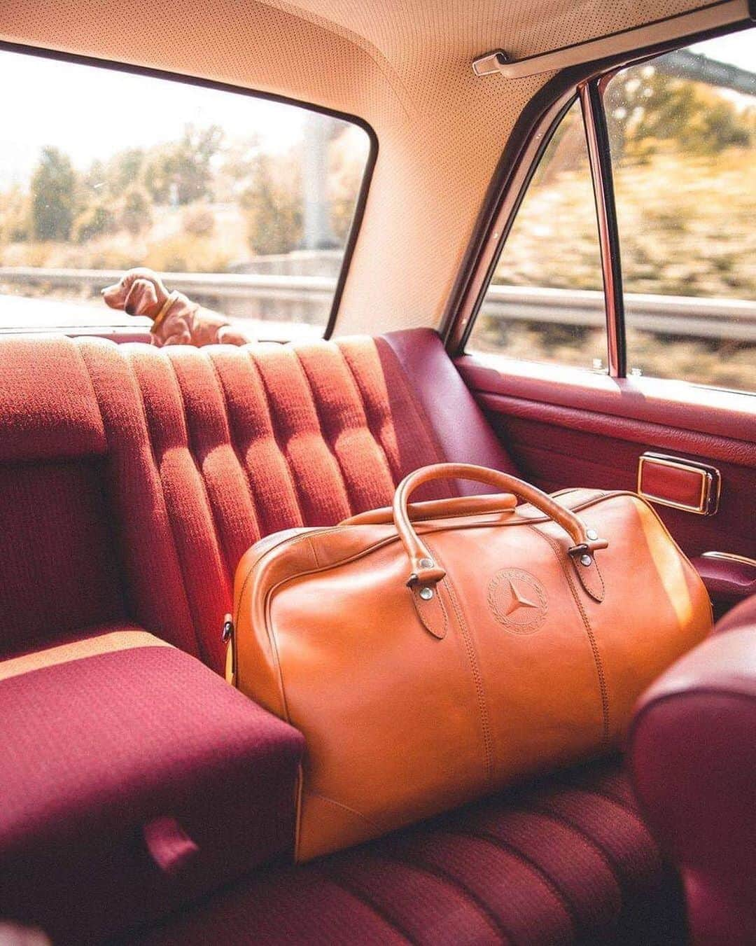 メルセデス・ベンツさんのインスタグラム写真 - (メルセデス・ベンツInstagram)「👜 The perfect bag for your weekend trip. Tap the item and make it yours! #MBclassic #MercedesBenz #W108 #backinthedays 📷 by @alenpalander  via @mercedesbenzmuseum」9月22日 22時59分 - mercedesbenz