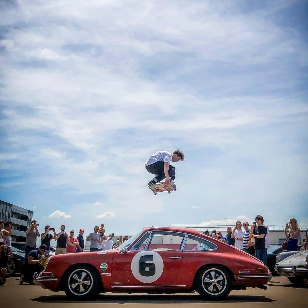 Porscheさんのインスタグラム写真 - (PorscheInstagram)「Always remain one jump ahead, whatever your set of wheels. (📸 @maxige78) #PorscheMoment」9月22日 23時00分 - porsche