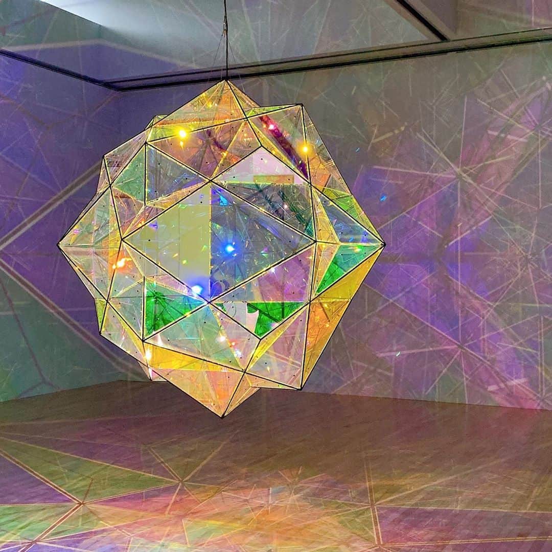 Sayakaのインスタグラム：「* オラファーエリアソン展💎  キラキラ輝く色とりどりの光に癒された🌈✨✨ . . #olafureliasson #motartmuseum  #オラファーエリアソン #太陽の中心への探査 #東京都現代美術館」