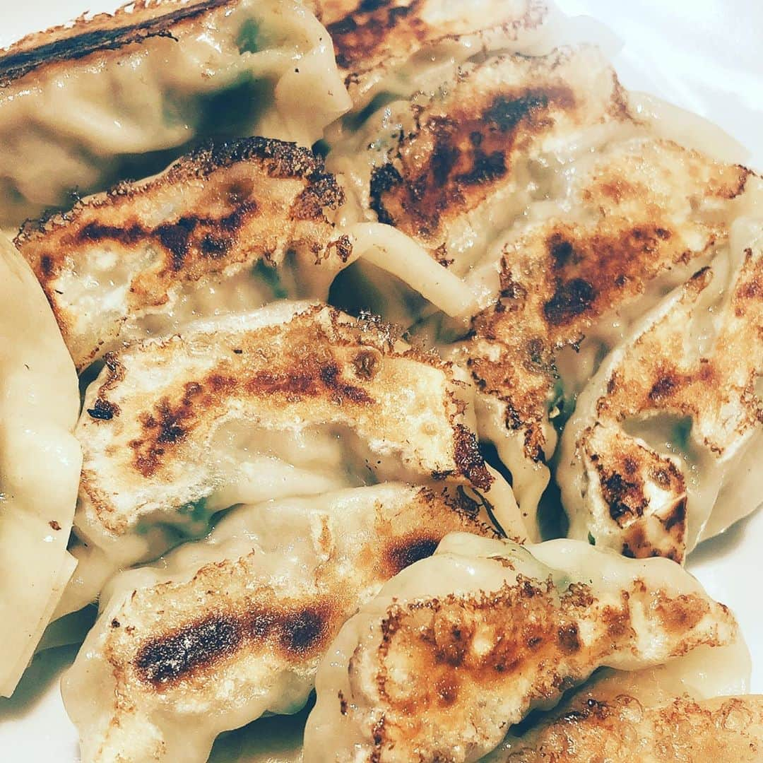 阿部洋子さんのインスタグラム写真 - (阿部洋子Instagram)「🥟🥟🥟 #餃子  #餃子ぱーりー  #ギョーザ   #姪っ子ちゃん1号 と一緒に 包みました。  豚ひき肉、キャベツ、ニラ、ザーサイ、 ごま油、お醤油、塩、コショウを いい感じのバランスでまぜまぜ。  大好評！  お塩か、 アボカドディップ (アボカド潰してごま油と塩コショウに、 ちょいお醤油)でいただきました。  #美味しゅうございました」9月22日 22時56分 - hirocoring