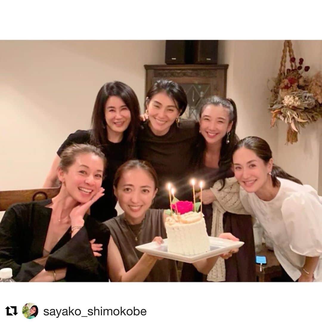 亀恭子さんのインスタグラム写真 - (亀恭子Instagram)「連休中日のあったかい夜。 のひとコマ  @sehatamayuko B.D おめでとう❤︎  チャージ完了。 明日からまたがんばろう^ ^  ちなみにバースデーケーキは @marinehouse_yourstorycake   華やかでモダンで凛とした、 彼女のイメージに合わせて❤︎  白砂糖を使わずに甜菜糖で作っているケーキ。 見た目だけではなく、内容も味も心を満たす作品でした。  #Repost @sayako_shimokobe with @get_repost ・・・ 久しぶりに🥂 @sehatamayuko ジャスミンのおうちでお誕生日会でした。 ジャスミンとマイマイのお誕生日会のはずなのに、どの写真もなんだかミキティ　@mikity_life のバースデーに見えるのはなぜ😂 それにしてもステキなロケーション、ヴィンテージ感のあるおしゃれなインテリア、そしてなんといってもお料理が本当に美味しかった！ 旦那さまがシェフっていいなぁ🍽 一刻も早く　@pignontokyo にいかねば。  #happybirthday #hbd #ホームパーティー　#homeparty」9月22日 22時56分 - kame_kyo