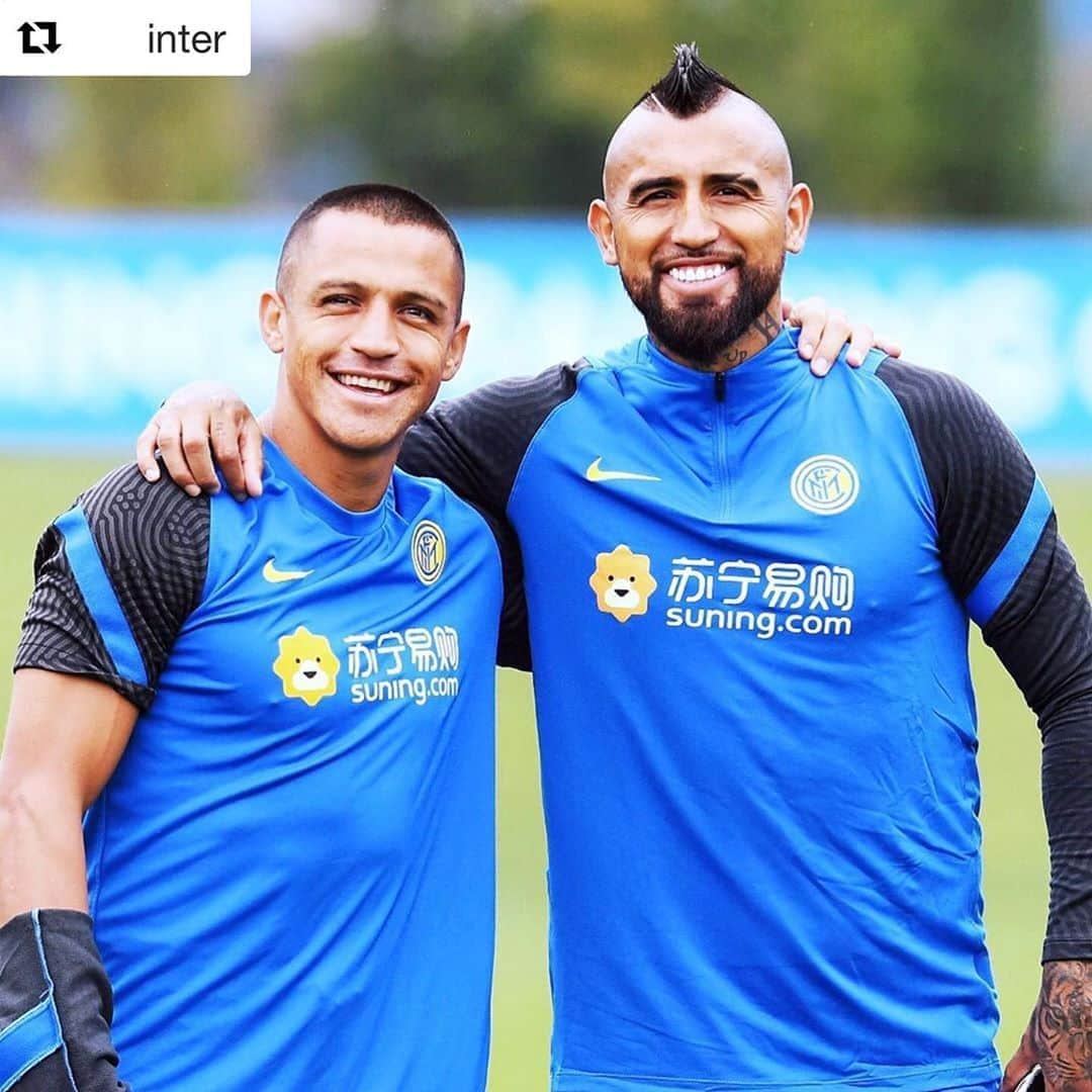 サッカーチリ代表チームさんのインスタグラム写真 - (サッカーチリ代表チームInstagram)「🔝 Cuanta calidad en una imagen... 😍⚽️ . @alexis_officia1 @kingarturo23oficial 💪 . #chile #LaRoja #SeleccionChilena  . #Repost @inter with @get_repost ・・・ FRIENDS 🤝😁 First day, with friends old and new! #Inter #ForzaInter #friends #football #WelcomeVidal」9月22日 22時58分 - laroja