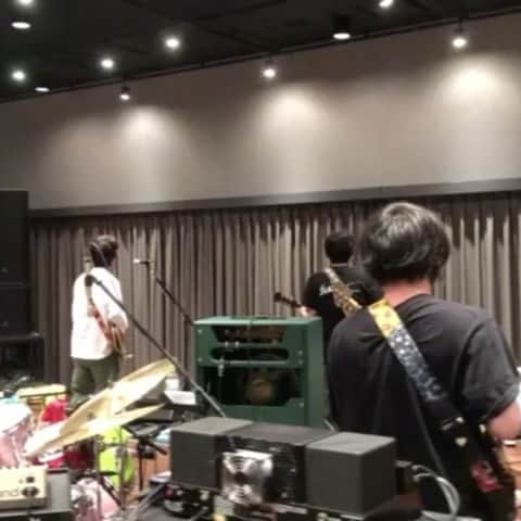 のインスタグラム：「スタッフ盗撮！ でも、いい感じだなー 楽しみだー^_^  Newアルバム『Cheer』全曲初披露します！！ 真心ブラザーズ 生配信ライブ 「Cheer up！002」  ■配信日時：9/24(木)21:00 ※アーカイブ9/26(土)19:00 ■視聴券：￥3,000／オマケ付(真心からのお礼状)￥3,800  チケットは👇 eplus.jp/magokorobros-s/」