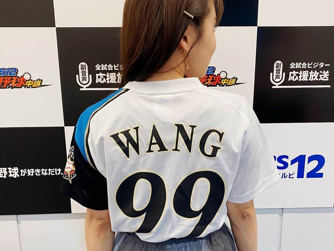 河野万里奈さんのインスタグラム写真 - (河野万里奈Instagram)「#BS12プロ野球 副音声ファイターズ応援席🦊🎙✨ ． 岩本勉さん 近藤祐司さん そして何より！ご視聴くださった皆様ありがとうございました！！ .  #スワイプしてね #lovefighters  #日本ハムファイターズ ． 上沢投手チームトップ7勝目⭐️ 中田選手&清水選手完璧なゴーンヌ🌈 ロンロン美スイングマルチ安打🇹🇼 This is NAKASHIMA🗝 秋吉投手帰還👑 宮西投手ワンツースリー〆🌙 興奮要素がつまったはむほーでしたね！！！ ． おふた方と楽しんでくださった皆様のおかげでYahooトレンドに入っていたみたいです！何より秋吉投手と同じ画面にランクインしているのがうれしい！ #4枚目 ． 今年はなかなか球場にいけませんがBS12さんとともに野球を楽しみ歌うエネルギーを蓄積したいとおもいます！！」9月22日 23時02分 - marina_kawano