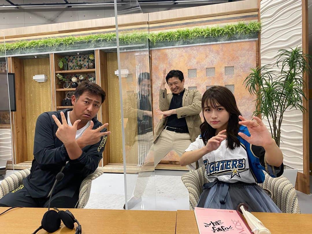 のインスタグラム：「#BS12プロ野球 副音声ファイターズ応援席🦊🎙✨ ． 岩本勉さん 近藤祐司さん そして何より！ご視聴くださった皆様ありがとうございました！！ .  #スワイプしてね #lovefighters  #日本ハムファイターズ ． 上沢投手チームトップ7勝目⭐️ 中田選手&清水選手完璧なゴーンヌ🌈 ロンロン美スイングマルチ安打🇹🇼 This is NAKASHIMA🗝 秋吉投手帰還👑 宮西投手ワンツースリー〆🌙 興奮要素がつまったはむほーでしたね！！！ ． おふた方と楽しんでくださった皆様のおかげでYahooトレンドに入っていたみたいです！何より秋吉投手と同じ画面にランクインしているのがうれしい！ #4枚目 ． 今年はなかなか球場にいけませんがBS12さんとともに野球を楽しみ歌うエネルギーを蓄積したいとおもいます！！」