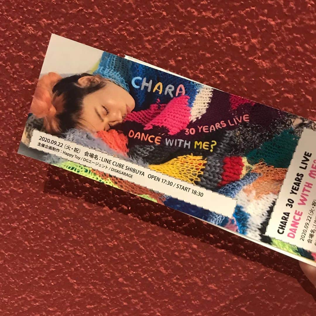 竹村真奈のインスタグラム：「祝 CHARA LIVE 30YEARS〝DANCE WITH ME″へ💐  LINE CUBE SHIBUYA（元渋谷公会堂）は初めてだった。 CHARAさんの曲はデビューの頃から聴いてるから、曲を聴くたびに当時の甘酸っぱい記憶がよみがえってくる。 . だけど聴くたび新鮮な気持ちで聴けてしまうところも魅力。そのときそのときの自分の状況や心情によって、詩の意味の捉え方や響き方が変わってくるというか。 . これからもついていきます。 . #CHARA」