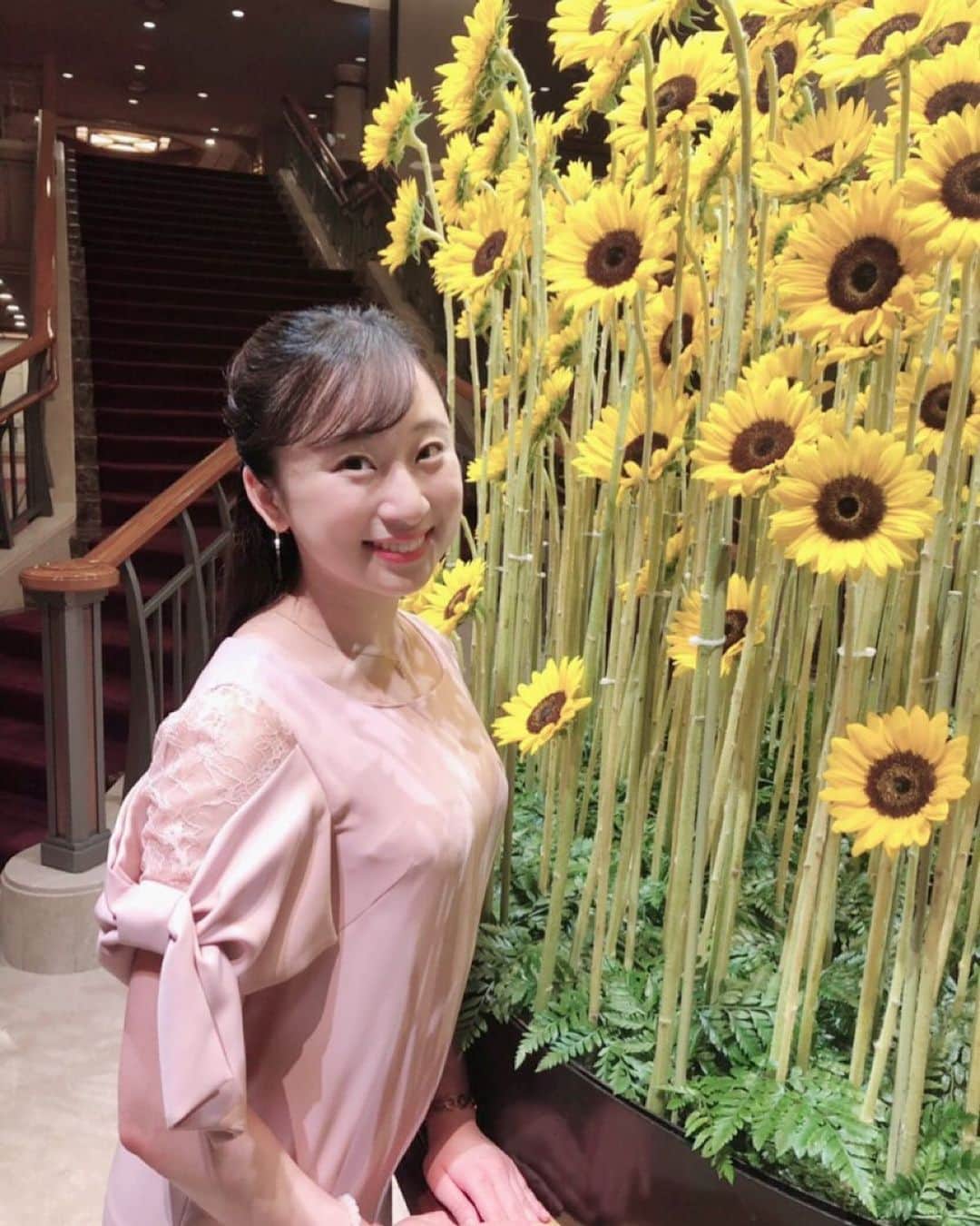茉玲さや那のインスタグラム：「﻿ どこに行くのかではなく だれと行くか﻿ なにを食べるのかではなく だれと食べるか﻿ 場所やものではない だれと時間を共にするか﻿ ﻿ この大切さを改めて感じる 今日この頃‪‪☺︎﻿ ‬﻿ ﻿ #大好きなひまわりと﻿ #ちょうど1年前くらい﻿ #もう秋だね﻿ ﻿」