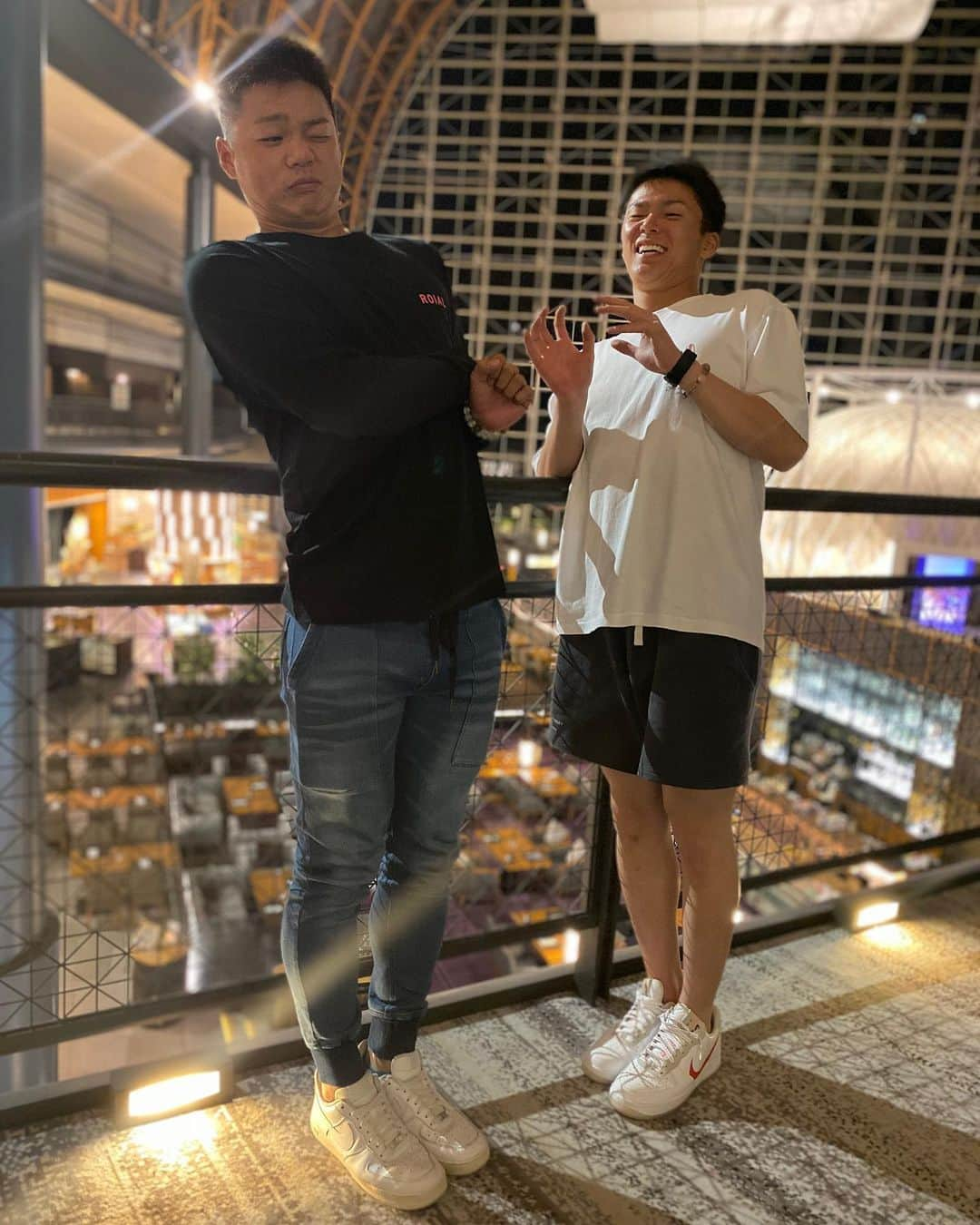 山岡泰輔さんのインスタグラム写真 - (山岡泰輔Instagram)「⁣ ⁣ 誕生日沢山のメッセージなど⁣ ありがとうございました🙇‍♂️🙇‍♂️⁣ ⁣ 25歳も楽しみます😊👍⁣ ⁣ 由伸ナイスピッチ🙆‍♂️⁣ 誕生日プレゼントありがとう😆笑笑⁣ ⁣ とみの嫌がり方よ笑笑⁣ ⁣ このパーカーつばさに誕プレもらった🥺笑⁣ @balenciaga  由伸はベティちゃん😍笑⁣ @crest.on.shore  ⁣ #ありがとう」9月22日 23時06分 - yamaokataisuke__official