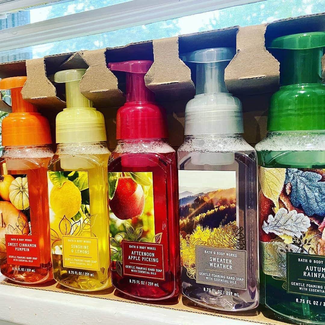Bath & Body Worksさんのインスタグラム写真 - (Bath & Body WorksInstagram)「*Sees one leaf fall* Us: 🍂 🕯 🎃 ☕ 🍁What fragrances are you celebrating the 1st day of Fall with?! 🍁 🍂」9月22日 23時10分 - bathandbodyworks