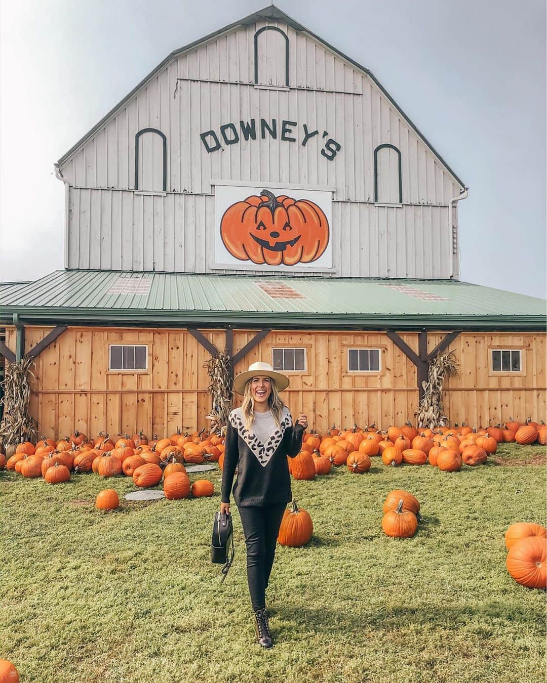 Stephanie Sterjovskiさんのインスタグラム写真 - (Stephanie SterjovskiInstagram)「Happy 1st Day Of Fall! What’s one thing you want to do to enjoy this season? Swipe to the last slide for a fall bucket list with some ideas to inspire you (feel free to share on your stories using the arrow button under the photo) 🍂🍎🖤🎃 . Outfit linked on my blog stephjolly.com (link in bio) + my @liketoknow.it page: #liketkit #LTKstyletip http://liketk.it/2X7rO #outfitoftoday #firstdayoffall #falloutfits」9月22日 23時10分 - stephsjolly
