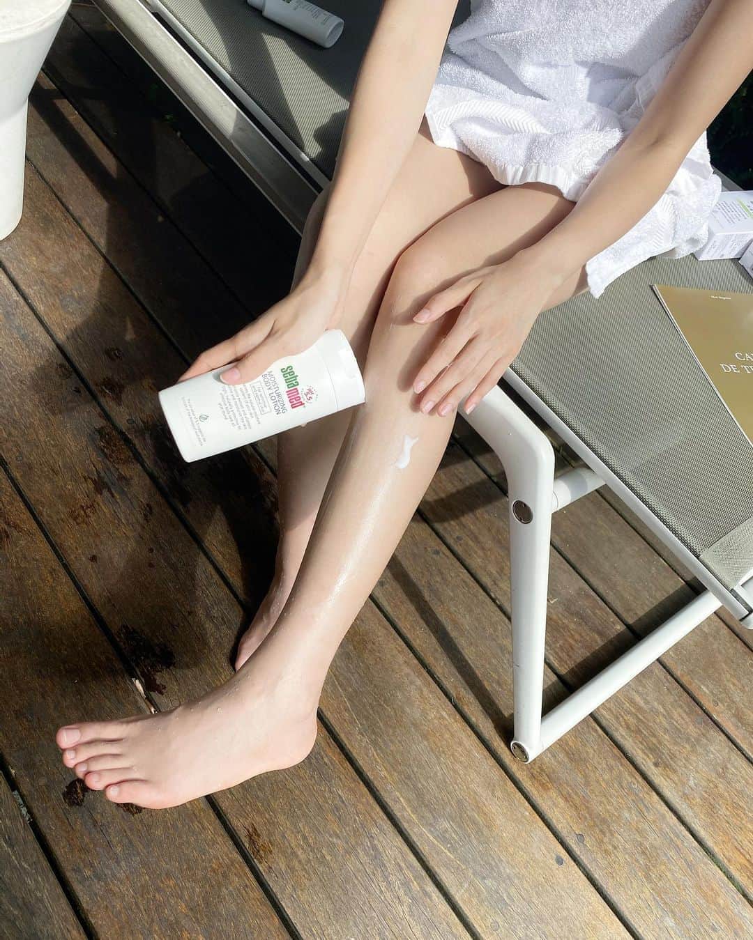 Vavaさんのインスタグラム写真 - (VavaInstagram)「在我記憶中小時候就超愛用施巴🤣 洗澡洗頭嬰兒油還是護唇膏啊 幾乎都被我用過啦～ 所以這邊不得不推薦一下大人的產品也超好用的！  #施巴潔膚露 跟 #施巴潤膚乳液 絕對是家喻戶曉的明星商品😍 施巴產品的特點：pH5.5 弱酸性 潔膚露還添加尿囊素 它能跟鎖水磁石相互作用 除了能幫肌膚鎖水保濕以外還能防止皮膚乾燥 厲害的是它一瓶兩用可以從臉洗到腳 全家都能用這罐CP值超高超方便👶🏻  另外很推他們家的 #潤膚乳液 這天玩水完洗了潔膚露後再擦上乳液 皮膚真的很清爽舒適耶🥰 不但舒緩日曬後肌膚的紅敏狀況 而且有微微的涼感 裡面含德國洋甘菊紫草萃取尿囊素 聞起來是淡淡的香味 質地溫和不黏膩是偏水感的那種 不含paraben防腐劑也不加礦物油 用得超安心👍🏻 建議持續擦身體乳肌膚才會越來越嫩喔～～   施巴官方購物網：https://reurl.cc/N6R9Ee MOMO美肌1+1：https://reurl.cc/8nox9d 全省屈臣氏、康是美、寶雅、百貨專櫃優惠特價中   #施巴 #施巴潔膚露 #施巴潤膚乳液 #光采美肌1加1 #綻放女子力」9月22日 23時13分 - rachellievava