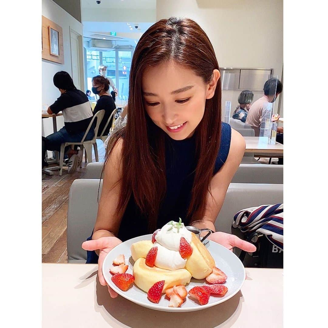 影山祥子のインスタグラム：「渋谷にパンケーキ食べ行った🥞🥰 flippersってとこ🥰 スフレパンケーキだったから ふあふあだった🤤 女子活したわ😂 来月の楽しみができて はやく来月にならないかなー🙊 永遠と喋り倒しました♡ . . . #パンケーキ　#渋谷　#sweets #食べログ　#女子力 #３枚目は　#写真の裏側　#笑　#顔が真剣　#ポートレート　#可愛い　#美味しかった　#ふあふあ　#とろける　#スフレパンケーキ #甘党 #デート」