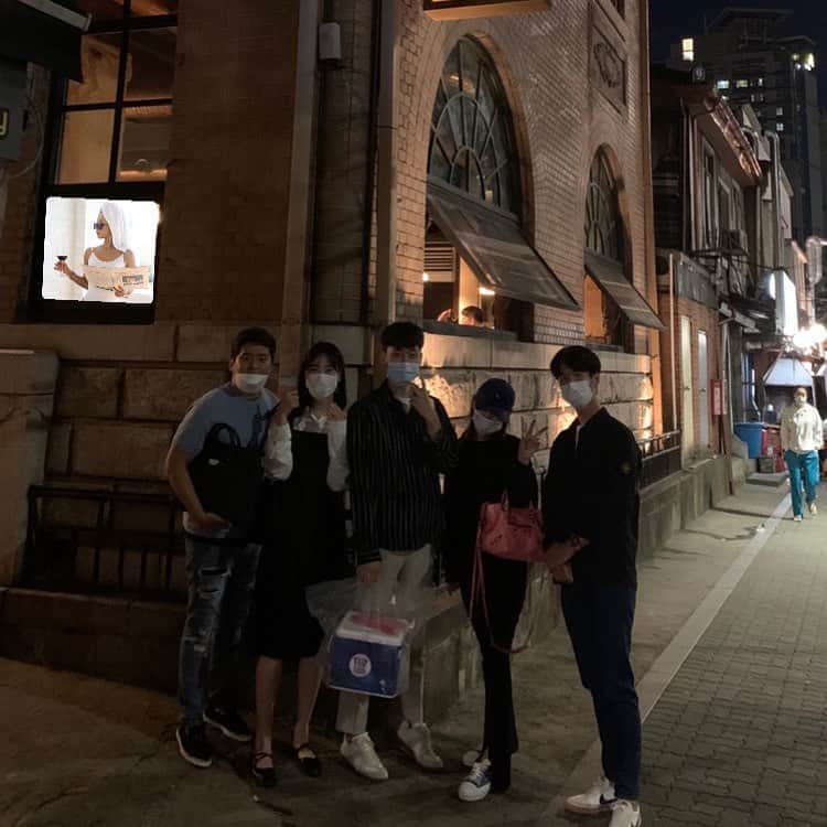 キム・ダヘのインスタグラム：「친구들이 합성해줬어요 ^^ 고마워 애들아^^..」
